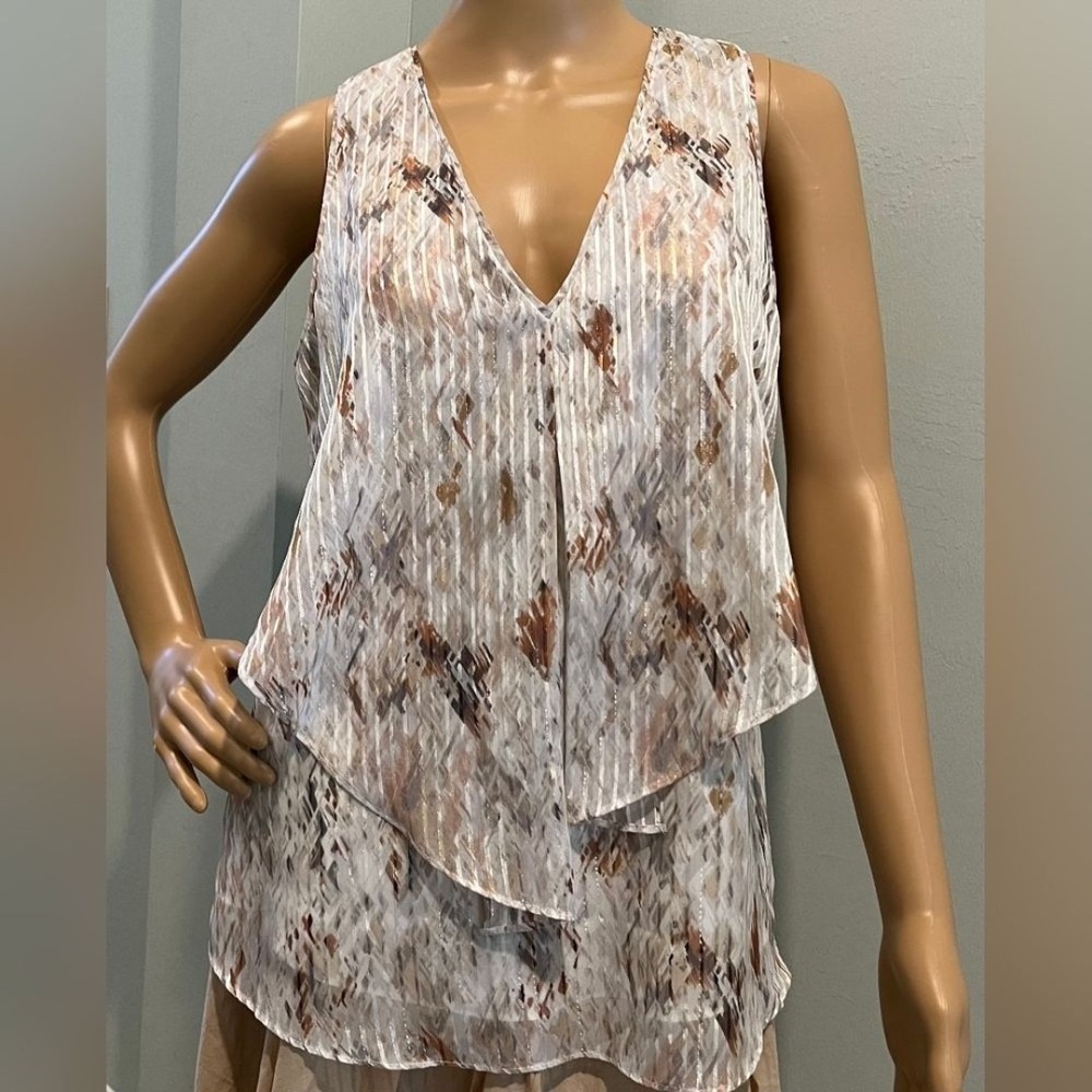 White House Black Market "Adria" Clip Jacquard Shell in Size Small